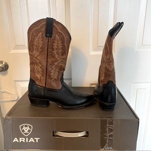 Ariat Cowboy boots! Like new comes with box!